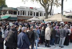 Eyüpsultan’da Osmancık pirinci ile yapılan pilav dağıtıldı; almak isteyenler kuyruk oluşturdu