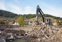 Sındırgı'da hasarlı yapıların yıkımlar tamamlanıyor, konteyner kentte yaşam sürüyor