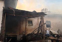 Kütahya'da çıkan yangında iki ev ve bir ahır kullanılamaz hale geldi