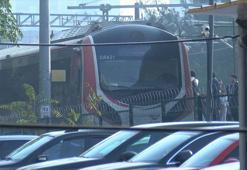 Bakırköy'de trene binmek isterken ayağı sıkışan yolcuyu görevliler kurtardı