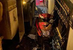 Eyüpsultan'da şoförün kontrolünü kaybettiği vinç 4 araca ve 2 binaya çarptı