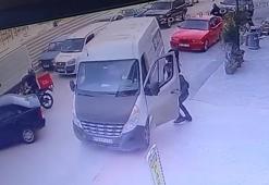 Park halindeyken geriye hareket eden minibüsü otopark görevlisi durdurdu