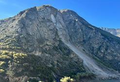 Yamaçtan kopan kayalar Çoruh’a yuvarlandı, yakındaki lisede eğitime 1 gün ara verildi