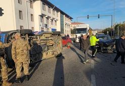 Makam aracı jandarma minibüsüne çarptı; 2 asker yaralandı