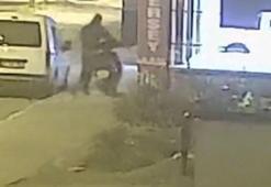 Apartmanın girişindeki motosikletin çalınma anları kamerada