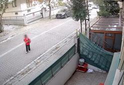 Avcılar'da servis bekleyen çocuğu takip etti; annesi gelince kaçtı
