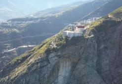 Lise yakınında, kaya kopmalarının yaşandığı yamaçta kapsamlı inceleme