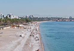 Konyaaltı Sahili'nde kasım ayında deniz keyfi