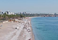 Konyaaltı Sahili'nde kasım ayında deniz keyfi