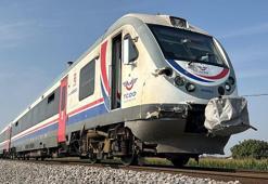 Trenin çarptığı kamyonet ikiye bölündü