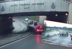 Sultangazi'de refüjü aşan minibüsün başka minibüse çarptığı kaza kamerada