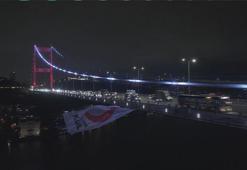 'Kızılay Haftası' kapsamında FSM Köprüsü'ne Kızılay bayrağı asıldı