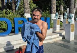 Bodrum’da susuzluğu protesto etmek amacıyla Belediye Meydanında duş aldı