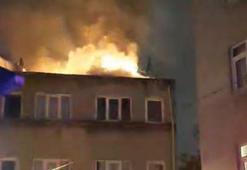 Fatih'te 3 katlı binanın çatısı alev alev yandı