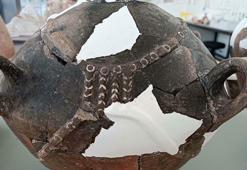 5 bin yıllık kaplarda kadının önemini gösteren gerdanlık detayı