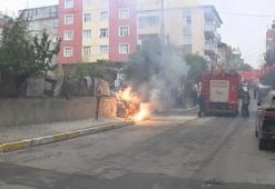 Küçükçekmece'de yer altı kablolarından çıkan kıvılcımlar otomobili yaktı