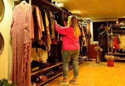 ‘Dolabınızda iyiliğe yer açın’ sloganıyla, kıyafetlerini ihtiyaç sahibi arkadaşlarıyla paylaşıyorlar