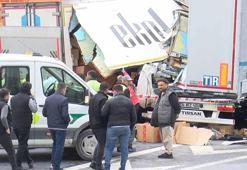Arnavutköy'de kamyon TIR'a çarptı: 1 ölü 1 yaralı
