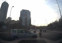 Ümraniye'de otomobil motosiklete çarptı; kaza kamerada