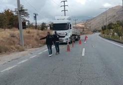 TIR'ın dorsesindeki gizli bölgede 20 kaçak göçmen yakalandı