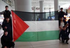 Dünya Şampiyonu Wushu Milli Takımı, Türk ve Filistin bayraklarıyla karşılandı