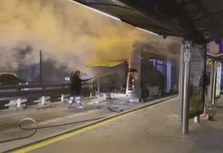 Edirnekapı'da metrobüsün motor kısmında çıkan yangın söndürüldü