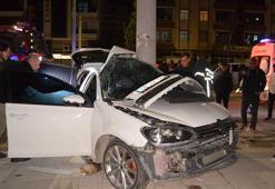 Otomobil elektrik direğine çarptı; 2 yaralı
