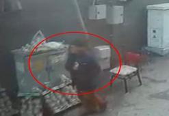 Tezgahtaki telefonu çalınan seyyar satıcıya DHA’nın haberi sonrası yenisi hediye edildi