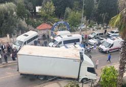 Minibüs ile kamyon çarpıştı; 22'si öğrenci, 23 yaralı