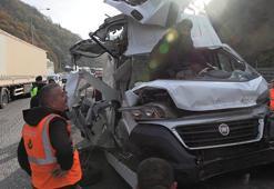 Minibüs, otoyolda TIR ile yolcu otobüsüne çarptı