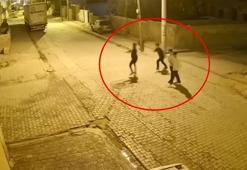 Ev taşlayıp, camları kırdılar; o anlar kamerada