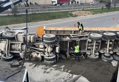 TEM Otoyolu'nda mıcır yüklü kamyon devrildi; şoför yaralandı