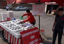 Samsunspor’un başarısını, 75 kasa hamsiyi, kilosunu 25 TL’den satarak kutladı