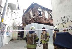 Beyoğlu'nda metruk binada kısmi çökme meydana geldi