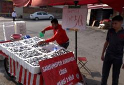 Samsunspor’un başarısını, 75 kasa hamsiyi, kilosunu 25 TL’den satarak kutladı