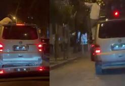 Beşiktaş'ta minibüsten sarkarak müzik dinleyen kişiler kamerada