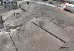 Hafif ticari araç, park halindeki tankere çarptı: 1'i bebek 3 kişinin öldüğü kaza anı kamerada