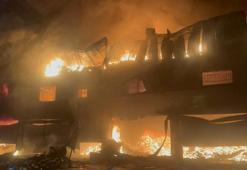 Adana'da 3 katlı hırdavat dükkanında yangın