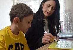 Kemoterapi gören Ahmet, sınıfa dönüştürülen odasında okuma yazmayı öğreniyor
