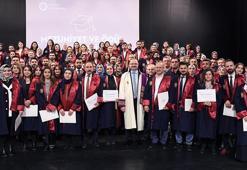 Doktora mezunları, şarkılar eşliğinde belge aldı