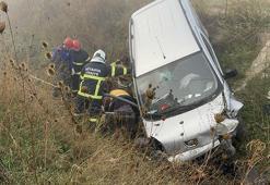 Kütahya'da hafif ticari araç, su kanalına uçtu: 2 yaralı