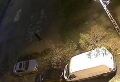 Sultangazi'de park halindeki otomobili yaklaşık 2 dakikada soydular; hırsızlık kamerada