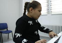 'Absolut kulak'a sahip olan görme engelli Hira'nın hedefi, müzik öğretmeni olmak