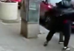 Kendisini evden çıkartan mülk sahibini darbetti; o anlar kamerada