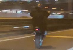 İzmir’de 2 motosikletlinin tek teker üzerinde tehlikeli yolculuğu kamerada