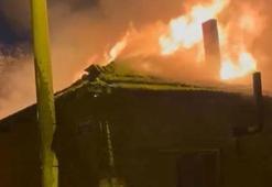 Turgutlu’da alevlere teslim olan iki evde hasar oluştu