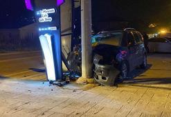 Hafif ticari araç aydınlatma direğine çarptı: 5 yaralı