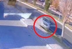 Ağaca çarpan otomobil ikiye bölündü: 2 ölü, 1 yaralı