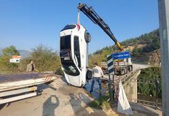 Çaya uçan otomobildeki 2 kız çocuğunu yoldan geçen sürücüler kurtardı