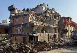 Ordu’da zemindeki kaymaya bağlı çatlaklar oluşan binanın yıkımı yapılıyor